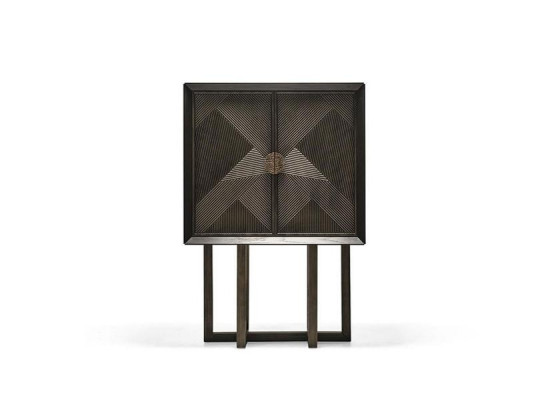 Elegante y estiloso vitrina de madera marrón para presentación en la sala