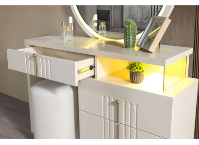 Mesa de maquillaje elegante con espejo