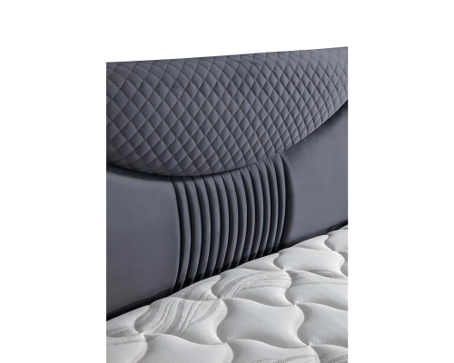 Cama moderna gris con colchón de textil y madera