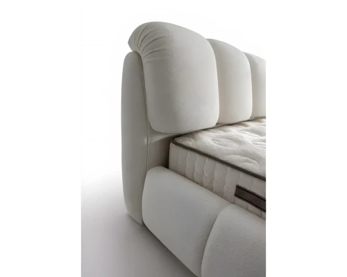 Cama blanca elegante con colchón de diseño moderno