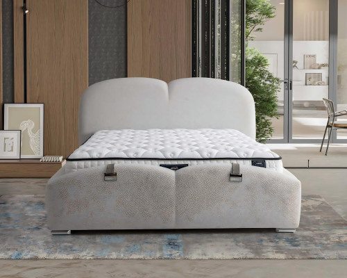 Cama moderna blanca con colchón de textil y madera