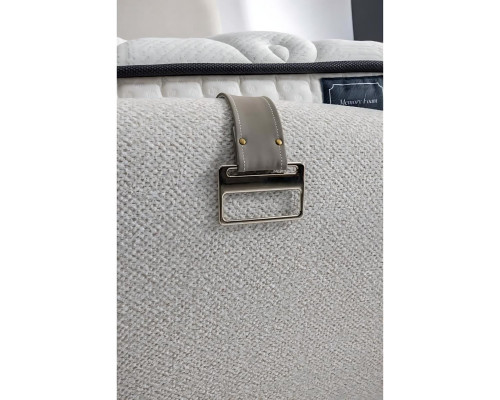 Cama moderna blanca con colchón de textil y madera