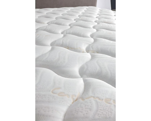 Cama gris elegante con colchón de textil y madera