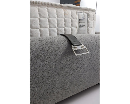 Cama gris elegante con colchón de textil y madera