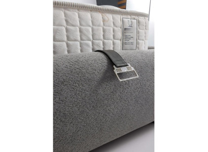 Cama gris elegante con colchón de textil y madera