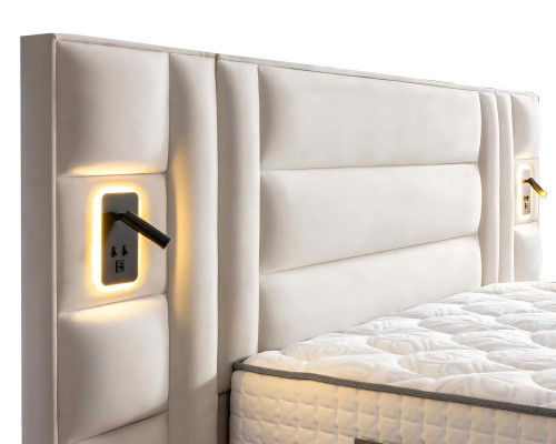 Cama blanca elegante con colchón de textil y madera