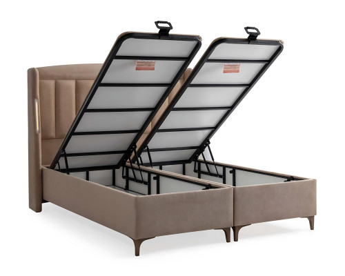 Cama elegante de madera con colchón de textil y madera