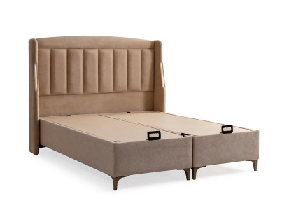 Cama elegante de madera con colchón de textil y madera