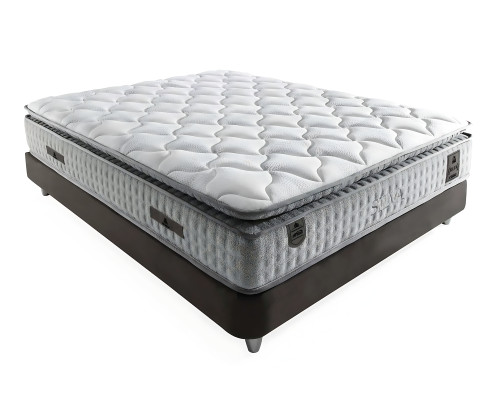 Cama moderna blanca con colchón de textil y madera
