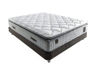 Cama moderna blanca con colchón de textil y madera