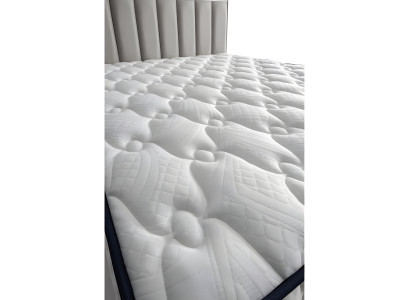 Cama gris moderna con colchón de textil y madera