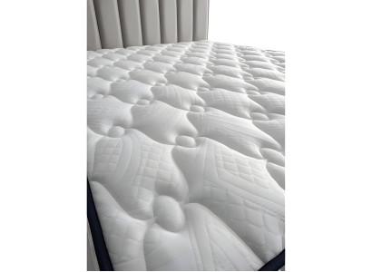 Cama gris moderna con colchón de textil y madera