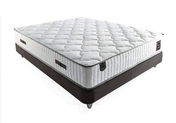 Elegante cama gris con colchón de textil y madera