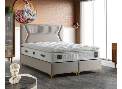 Cama elegante beige con colchón de textil y madera