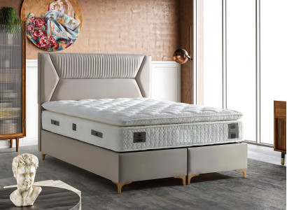 Cama elegante beige con colchón de textil y madera