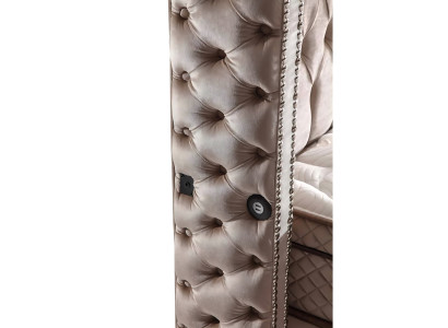 Cama elegante con colchón de textil en beige