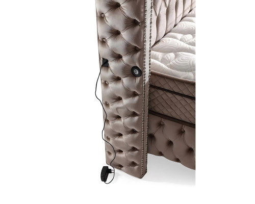 Cama elegante con colchón de textil en beige