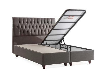 El suave contorno de la cama con colchón crea una atmósfera suave.