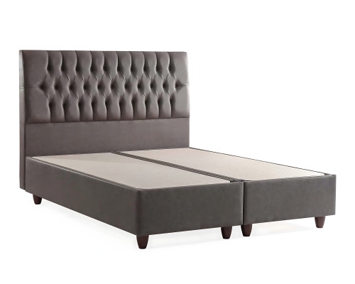 El suave contorno de la cama con colchón crea una atmósfera suave.