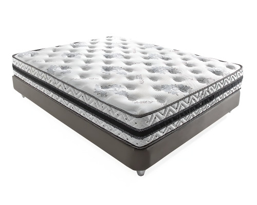 El suave contorno de la cama con colchón crea una atmósfera suave.