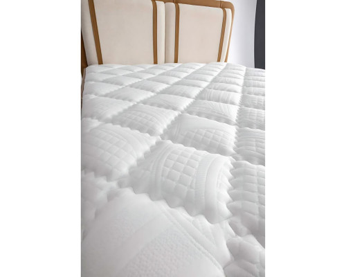 Colores claros y neutros hacen que la cama con colchón sea versátil.