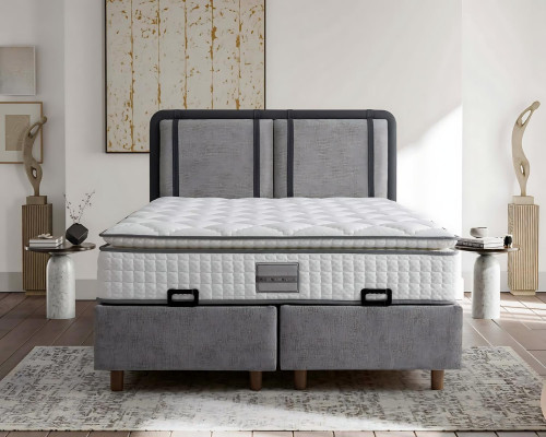 La elegante y estable cama con colchón aporta encanto a la decoración.