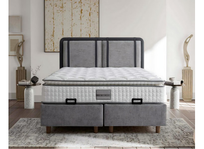 La elegante y estable cama con colchón aporta encanto a la decoración.