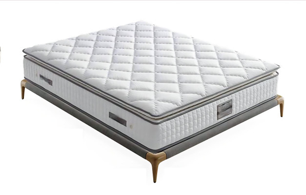 La elegante y estable cama con colchón aporta encanto a la decoración.