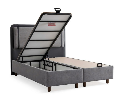 La elegante y estable cama con colchón aporta encanto a la decoración.