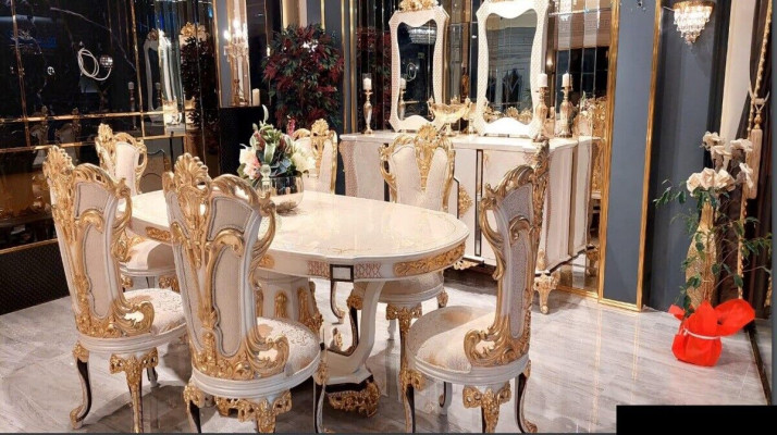 Elegante conjunto de comedor en oro para interiores sofisticados