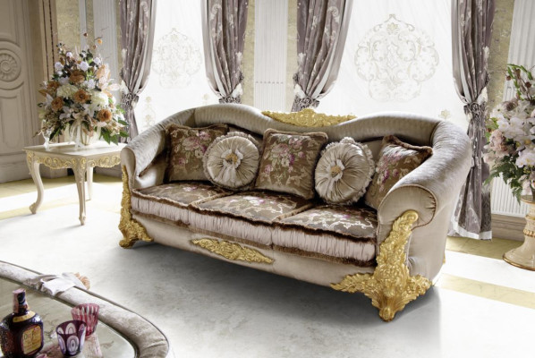 Sofá de diseño Chesterfield de tres plazas de color marrón para la sala de estar.