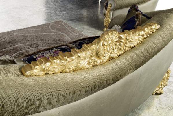 Sofá de diseño Chesterfield de tres plazas de color marrón para la sala de estar.