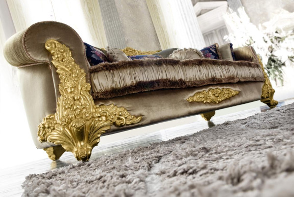 Sofá de diseño Chesterfield de tres plazas de color marrón para la sala de estar.
