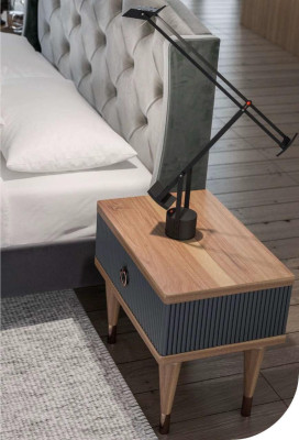 Juego de dormitorio gris de lujo con cama doble, 2 mesitas de noche y cómoda.