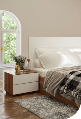Juego de dormitorio blanco y marrón con muebles de madera de lujo: cama, mesillas de noche, cómoda.