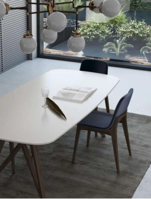 Mesa de cocina de nogal natural, muebles de comedor en estilo moderno de lujo.