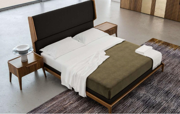 Mesa de noche de dormitorio con espacio de almacenamiento en estilo moderno de lujo en muebles de madera.