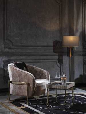Conjunto de sala de estar completo: sillón, mesa auxiliar, sillón orejero de tela beige.