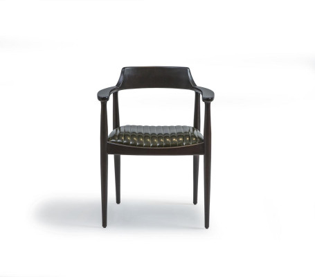 Diseño de silla de comedor con reposabrazos. Nuevo asiento de muebles. Silla de madera negra.