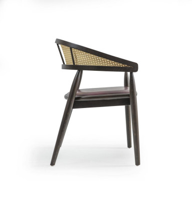 Diseño de silla con reposabrazos marrón, silla de madera nueva, mobiliario de comedor.