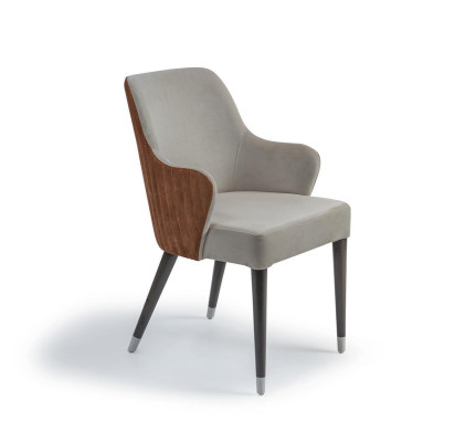 Silla de lujo con reposabrazos, asiento tapizado gris, mobiliario de diseñador para comedor moderno.