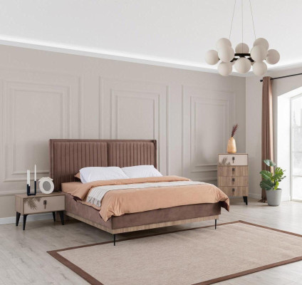 Set de dormitorio marrón con cama doble tapizada, 2 mesitas de noche y cómoda de madera.
