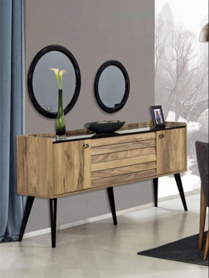 Juego de muebles de comedor de diseñador de madera marrón claro con aparador de vidrio y espejo.