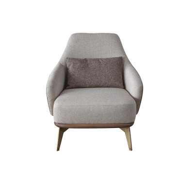 Exclusivo sillón de sala de estar de tejido de diseño individual con elegantes patas de madera.