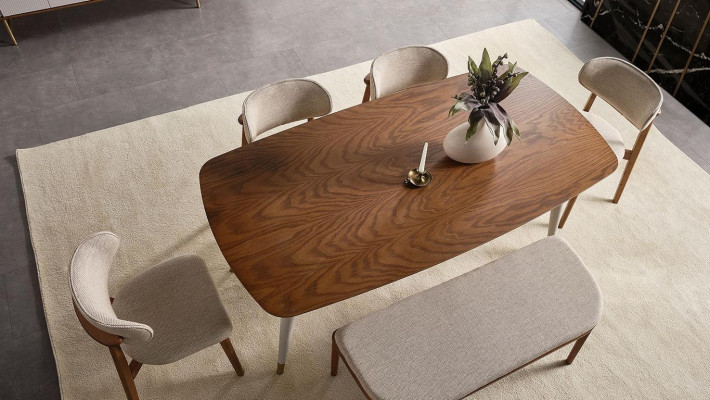 Elegante conjunto compuesto por mesa de comedor y 4 sillas + banco en tono beige para comedor.