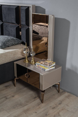 Juego de cama moderno perfecto y 2 mesitas de noche de lujo, nuevos en el dormitorio.