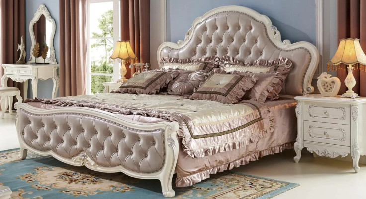 Conjunto de dormitorio clásico Chesterfield de madera con elementos de cuero.