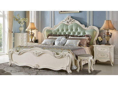 Conjunto de dormitorio clásico de madera blanca y cuero verde en estilo barroco.