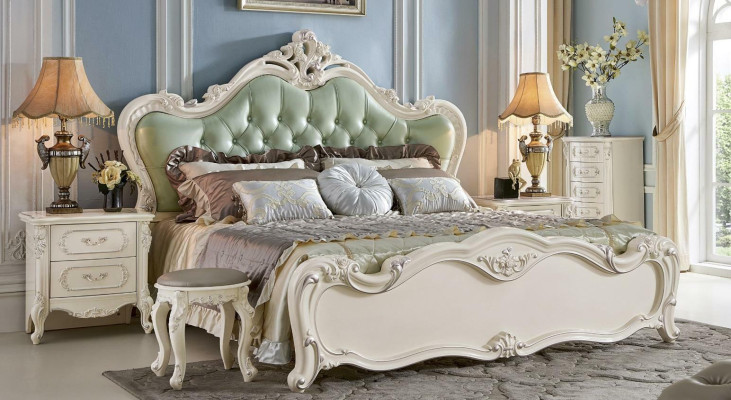 Conjunto de dormitorio clásico de madera blanca y cuero verde en estilo barroco.