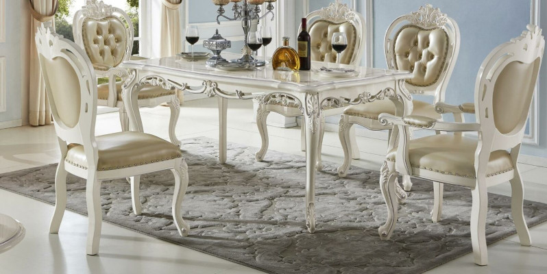 Juego de 4 sillas de comedor de diseño Chesterfield en estilo barroco.